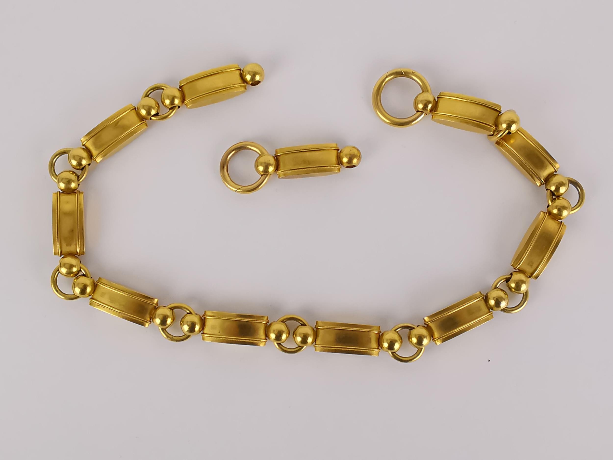 A Continental gold necklace, the eleven oblong sections with geometric design, connected by hoop - Bild 3 aus 3