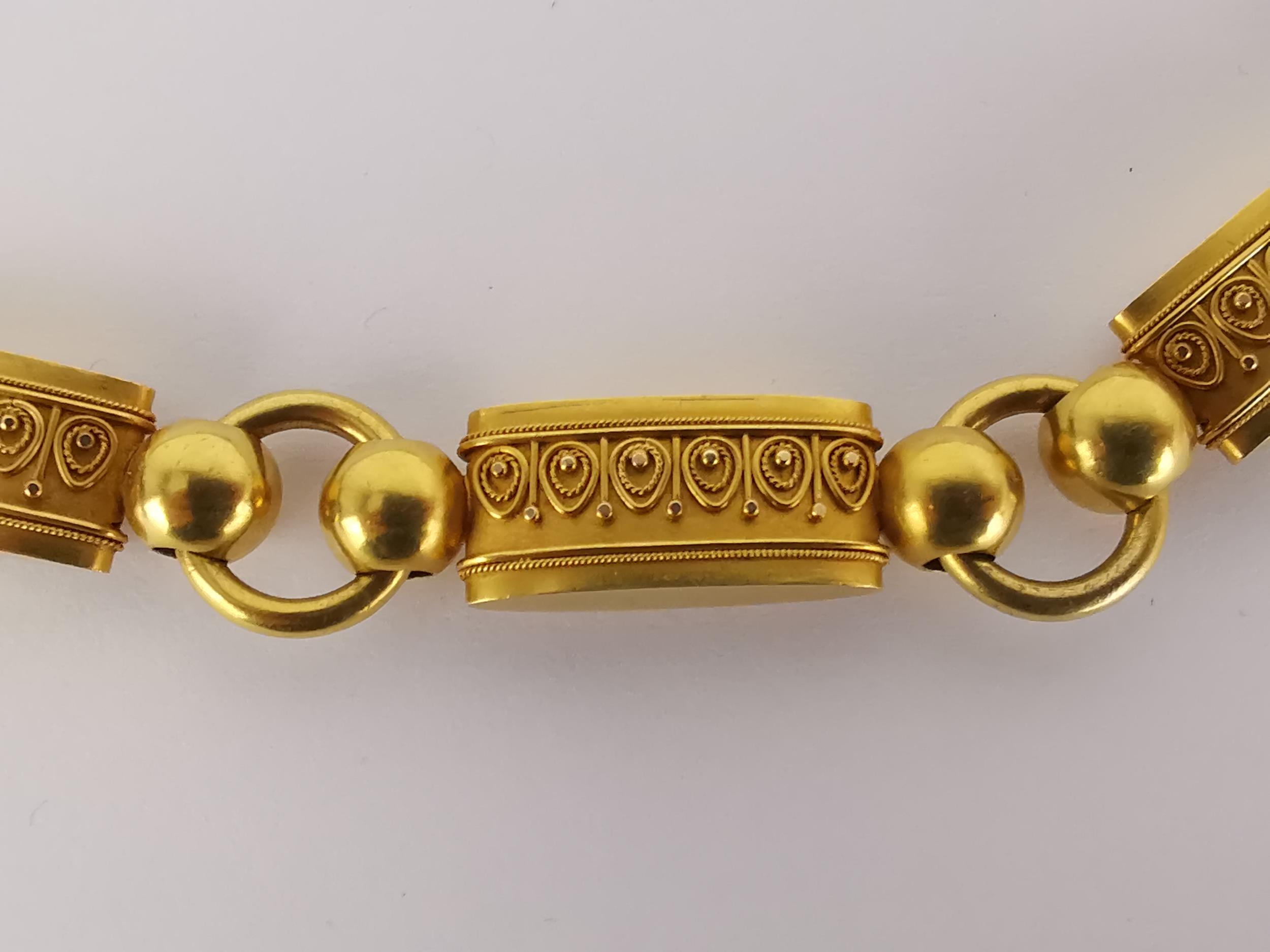 A Continental gold necklace, the eleven oblong sections with geometric design, connected by hoop - Bild 2 aus 3