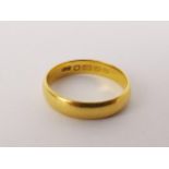 A 22ct gold wedding band with makers mark SH, 5.1g