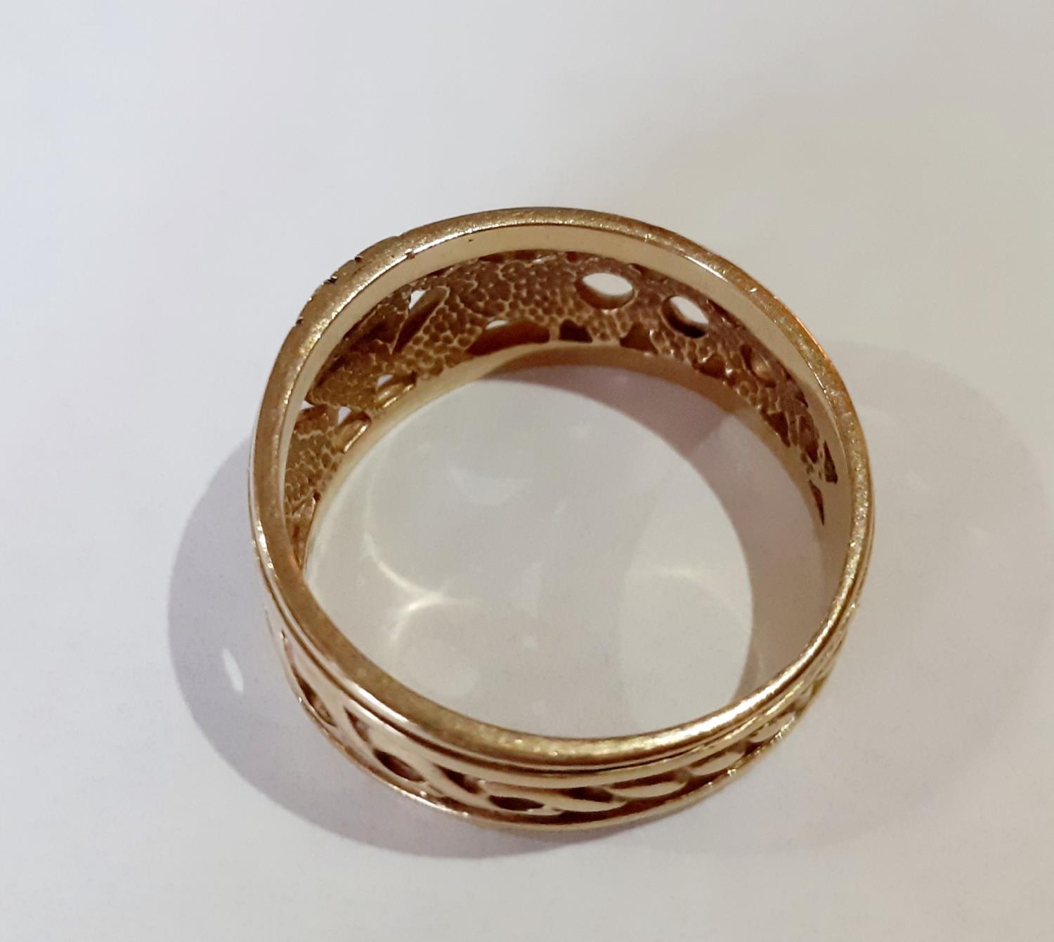 A 9ct gold friendship ring, 5.2g - Image 2 of 2