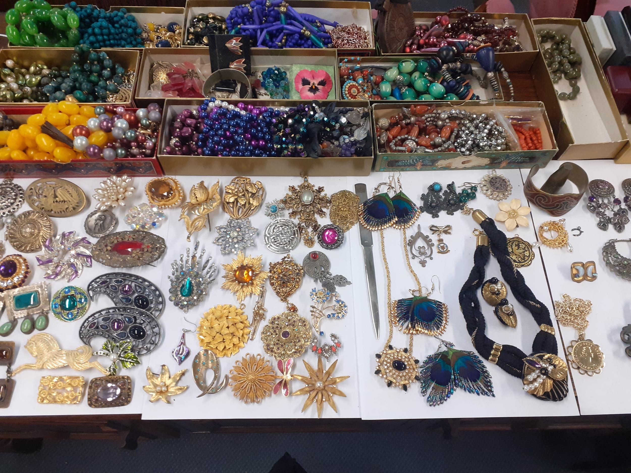 A quantity of vintage brooches to include gold tone and paste examples, together with mid to late