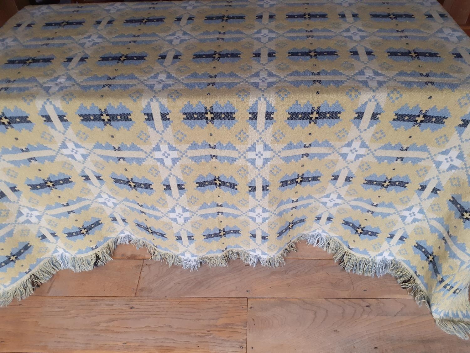 A vintage Welsh reversible woollen blanket having a cornflower blue ground to one side with - Image 3 of 4