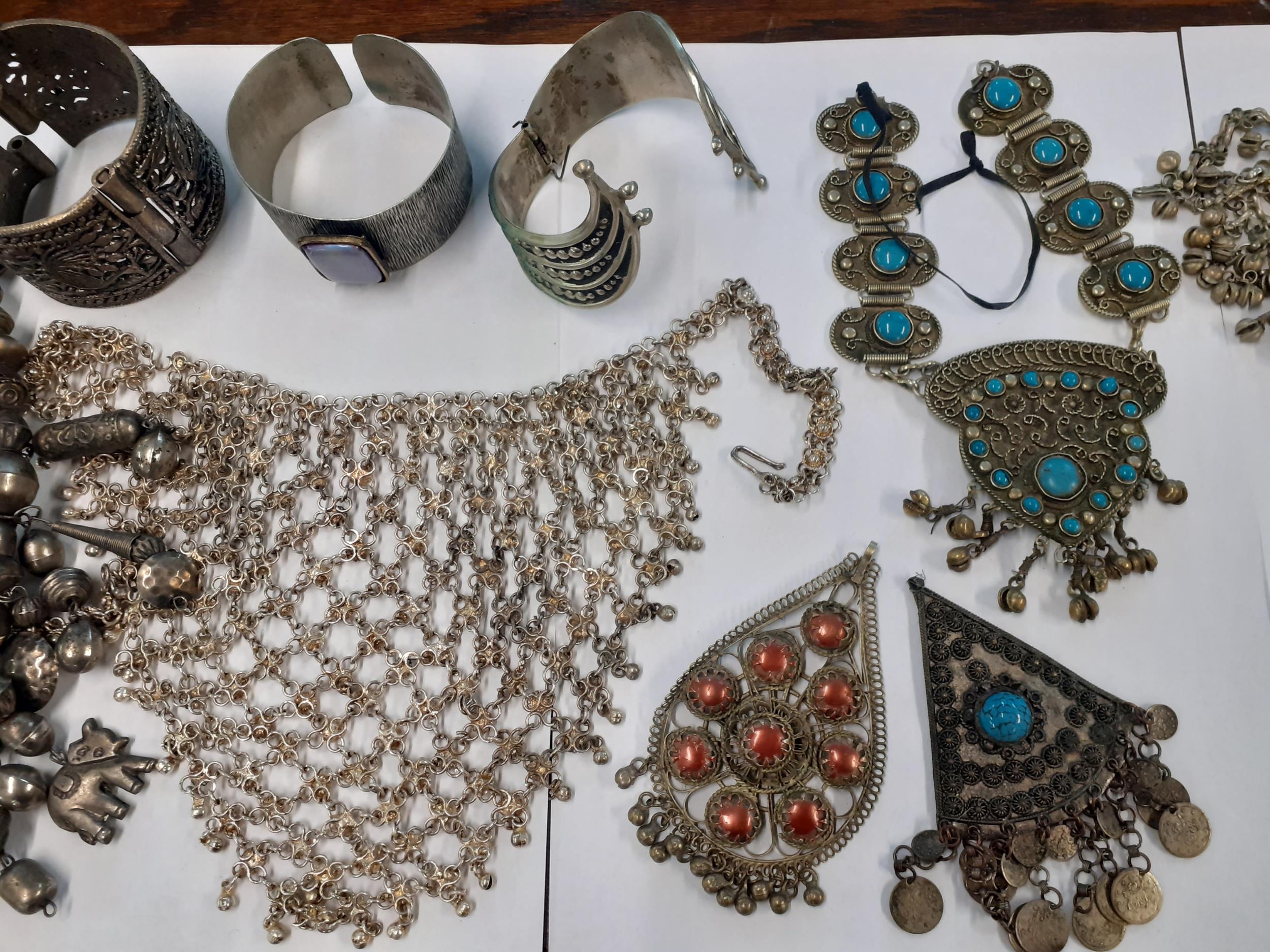 A quantity of Eastern and Eastern inspired silver coloured and blue stone jewellery and other - Image 3 of 8