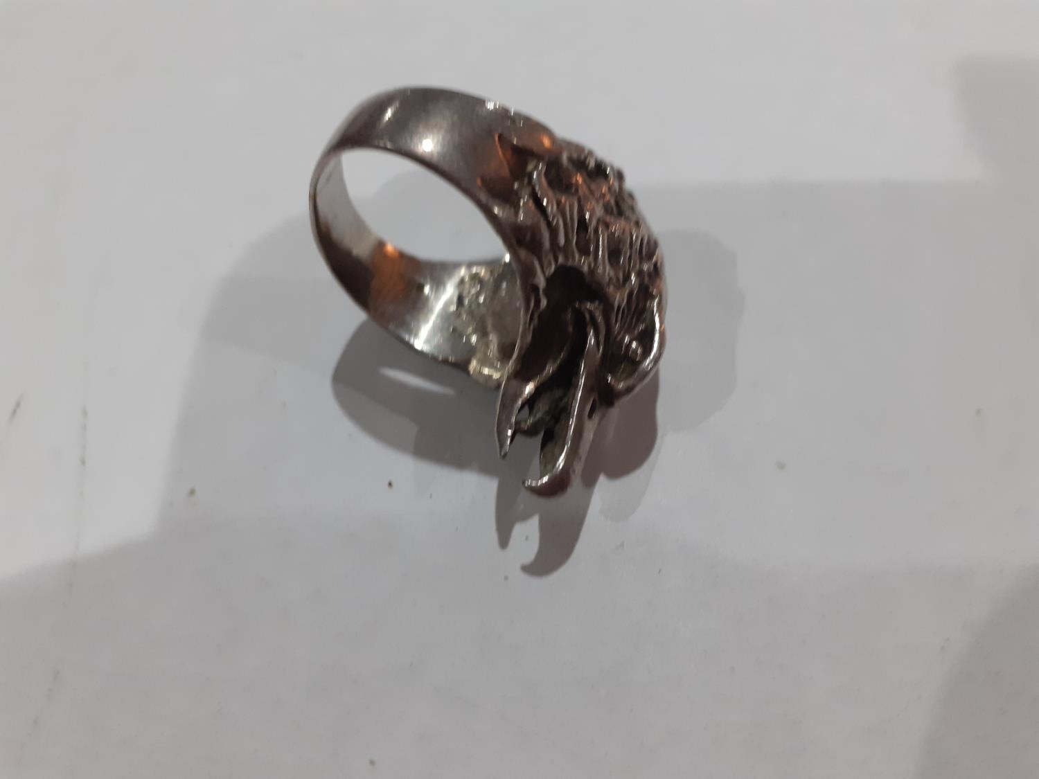Seven contemporary white metal and silver rings to include one in the form of an eagle's head and - Image 3 of 6