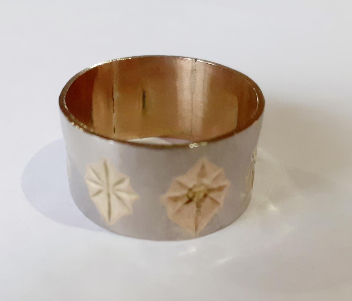 A yellow metal band with engraved flora, 6g