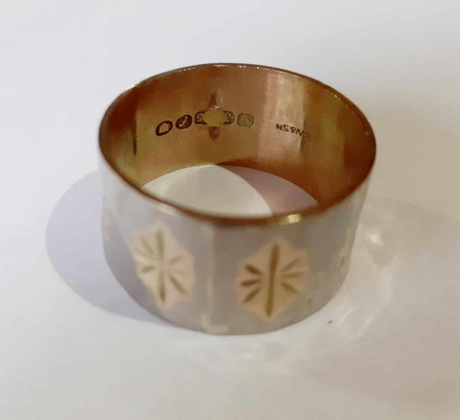 A yellow metal band with engraved flora, 6g - Image 3 of 3