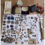 Vintage costume jewellery to include a 9ct gold and purple stone bar brooch and others, early 20th