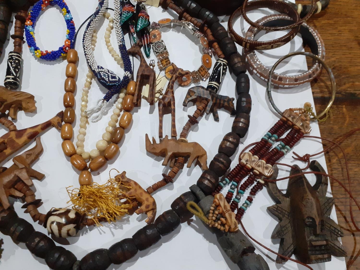Bead, shell and treen costume jewellery to include bangles, modern earrings and African treen - Image 3 of 5