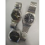 Three Seiko 5 gents automatic day-date wristwatches