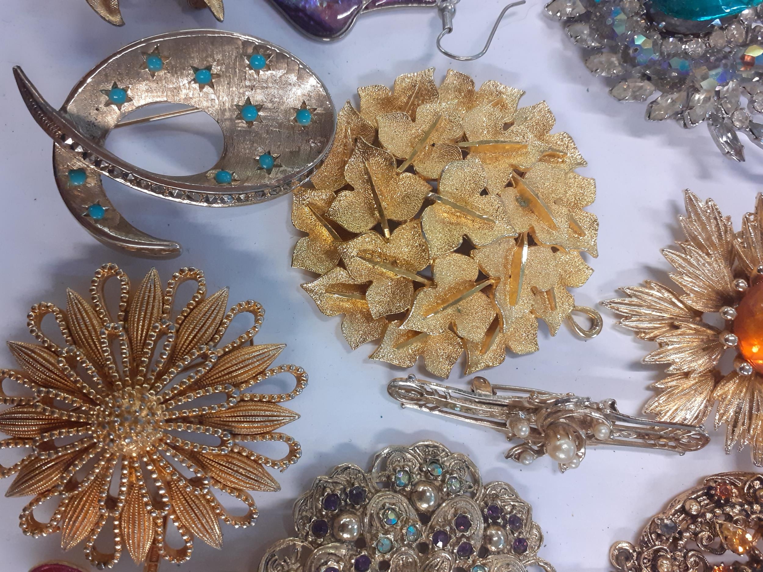 A quantity of vintage brooches to include gold tone and paste examples, together with mid to late - Image 7 of 7