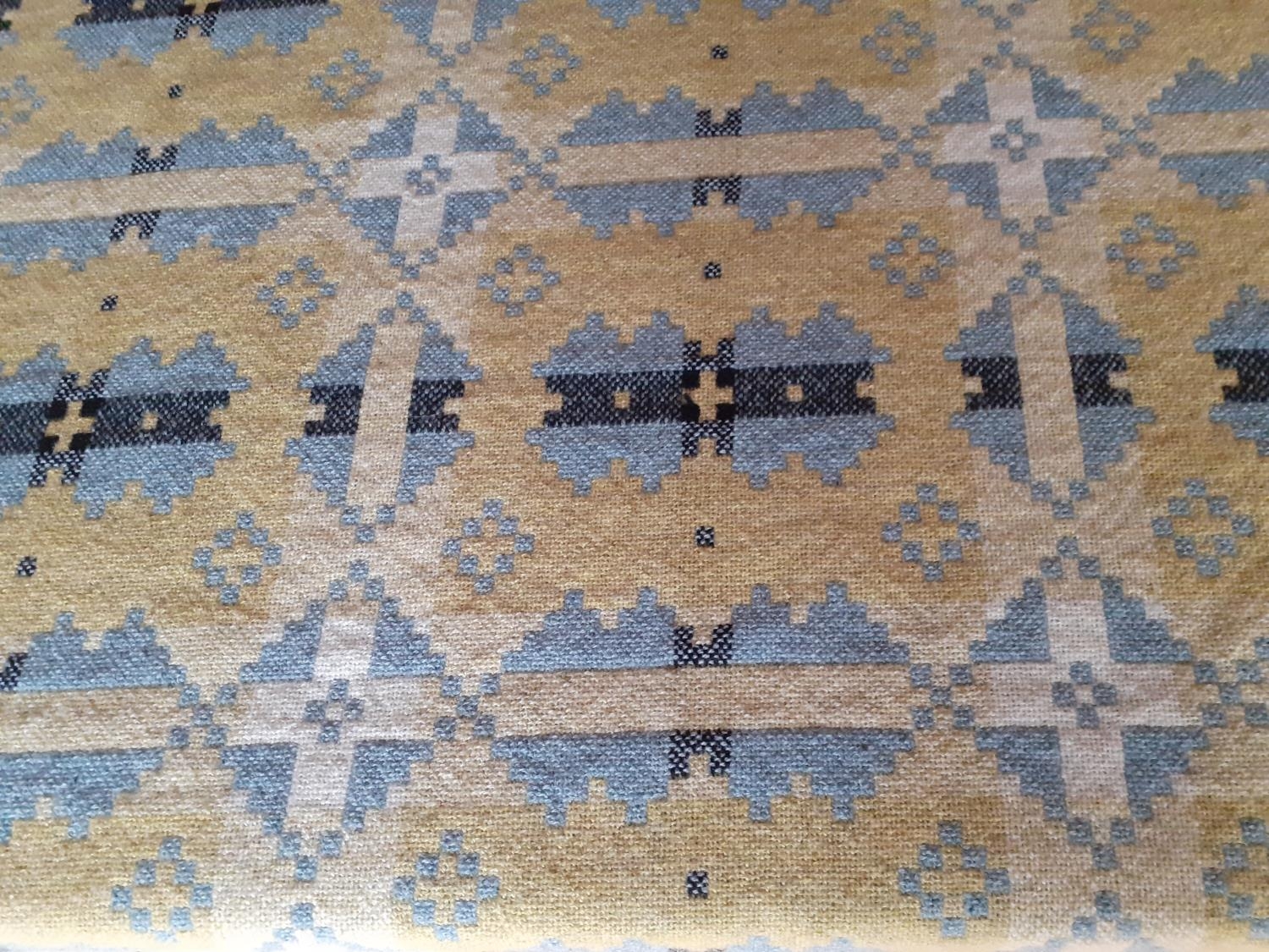 A vintage Welsh reversible woollen blanket having a cornflower blue ground to one side with - Image 4 of 4