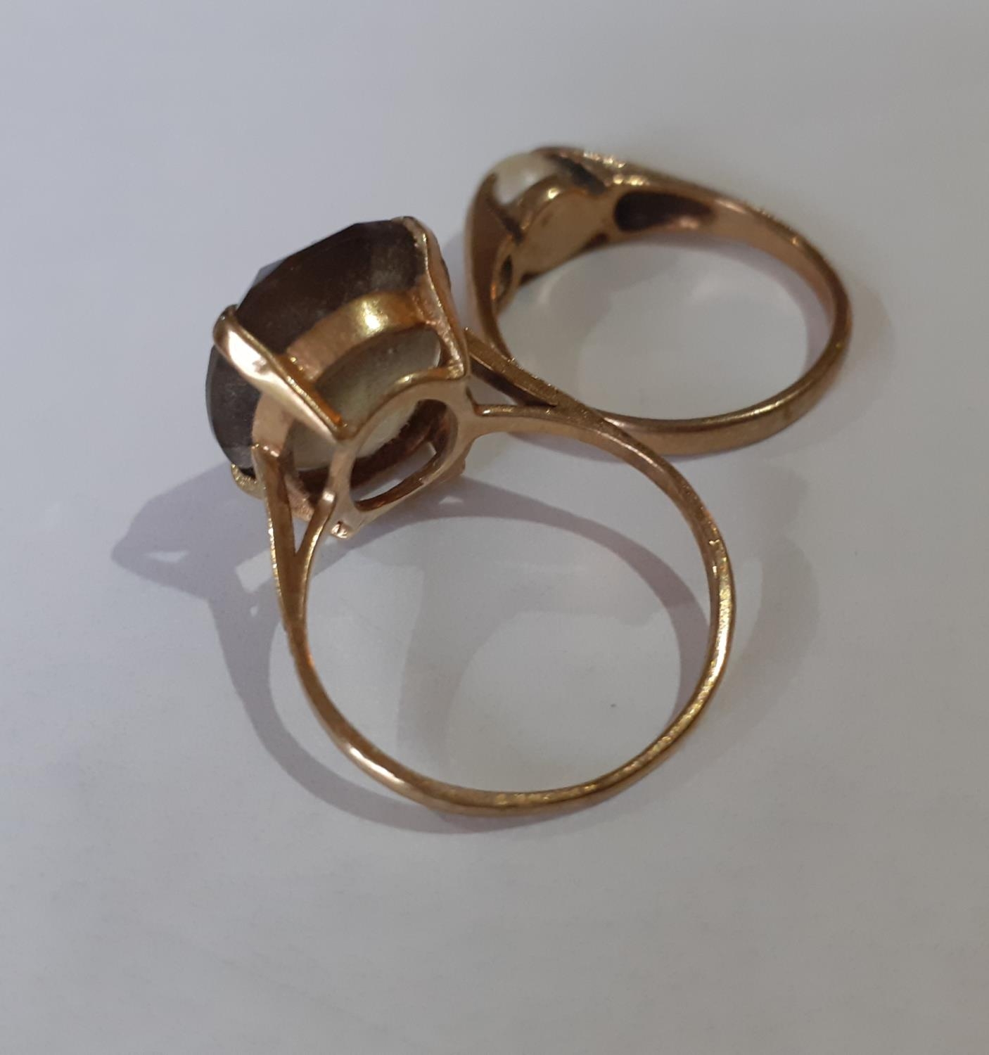 Two 9ct gold rings, one having a smoky grey cabochon, 3.3g and the other having a central pearl, - Image 3 of 3