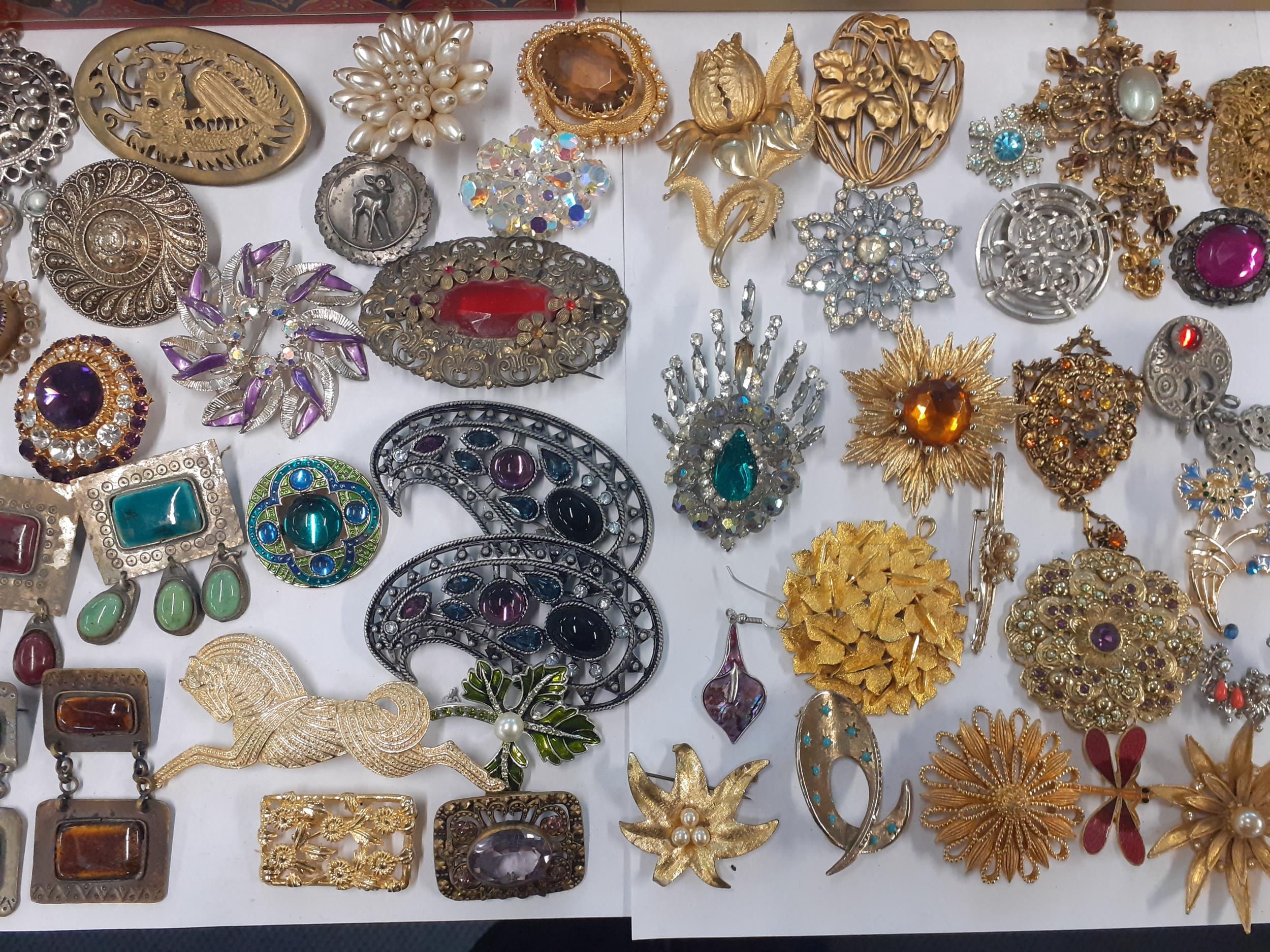 A quantity of vintage brooches to include gold tone and paste examples, together with mid to late - Image 2 of 7