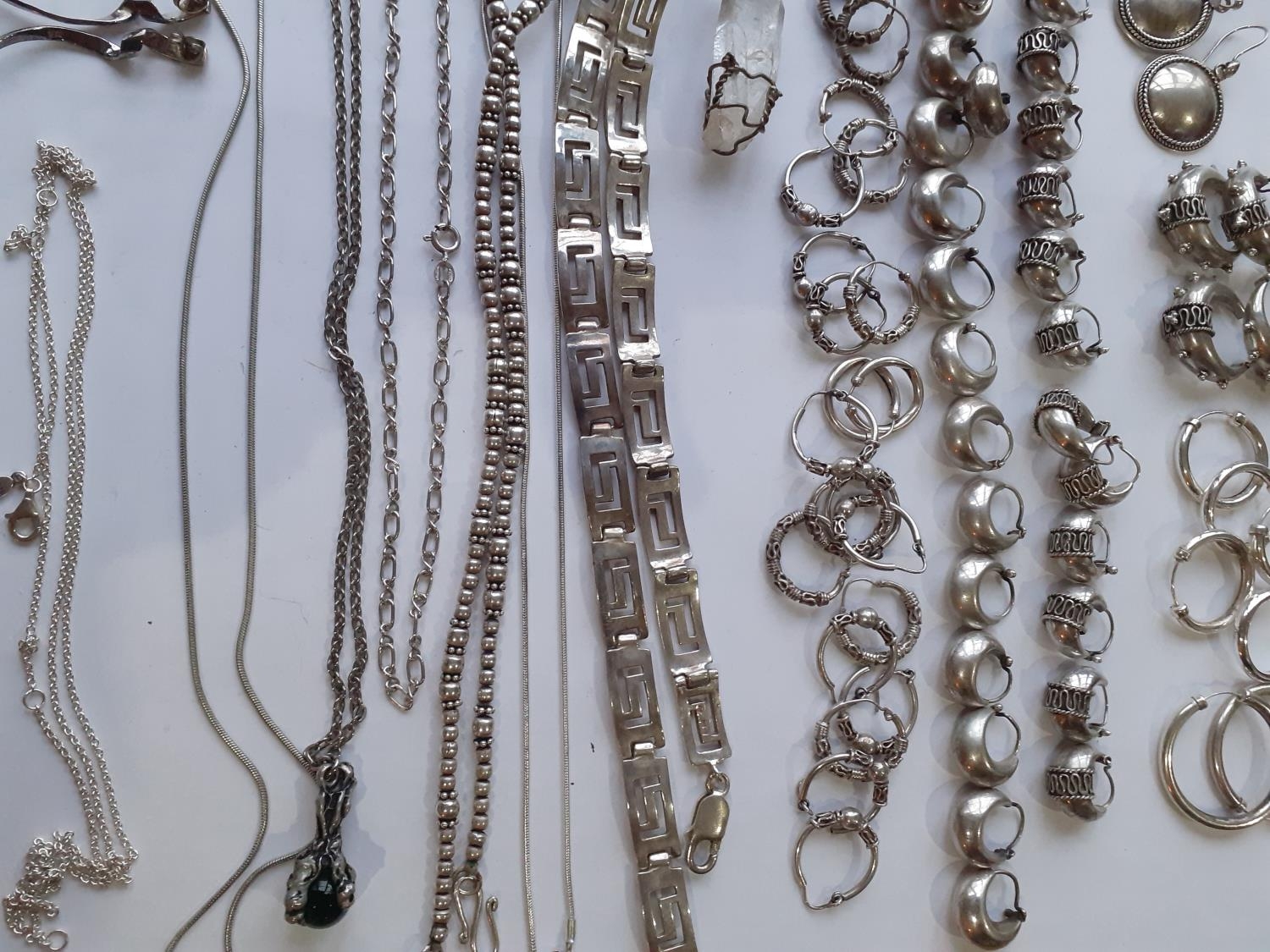 Silver and white metal costume jewellery to include multiple earrings, Mexican silver items, a small - Image 5 of 7