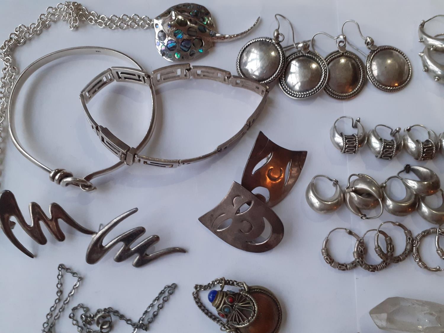 Silver and white metal costume jewellery to include multiple earrings, Mexican silver items, a small - Image 4 of 7