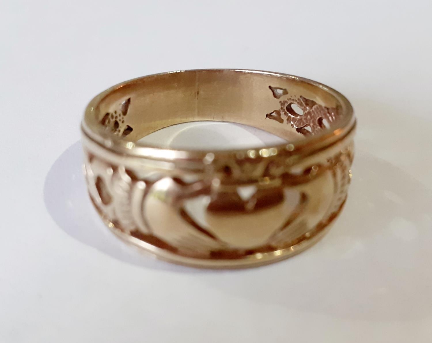 A 9ct gold friendship ring, 5.2g