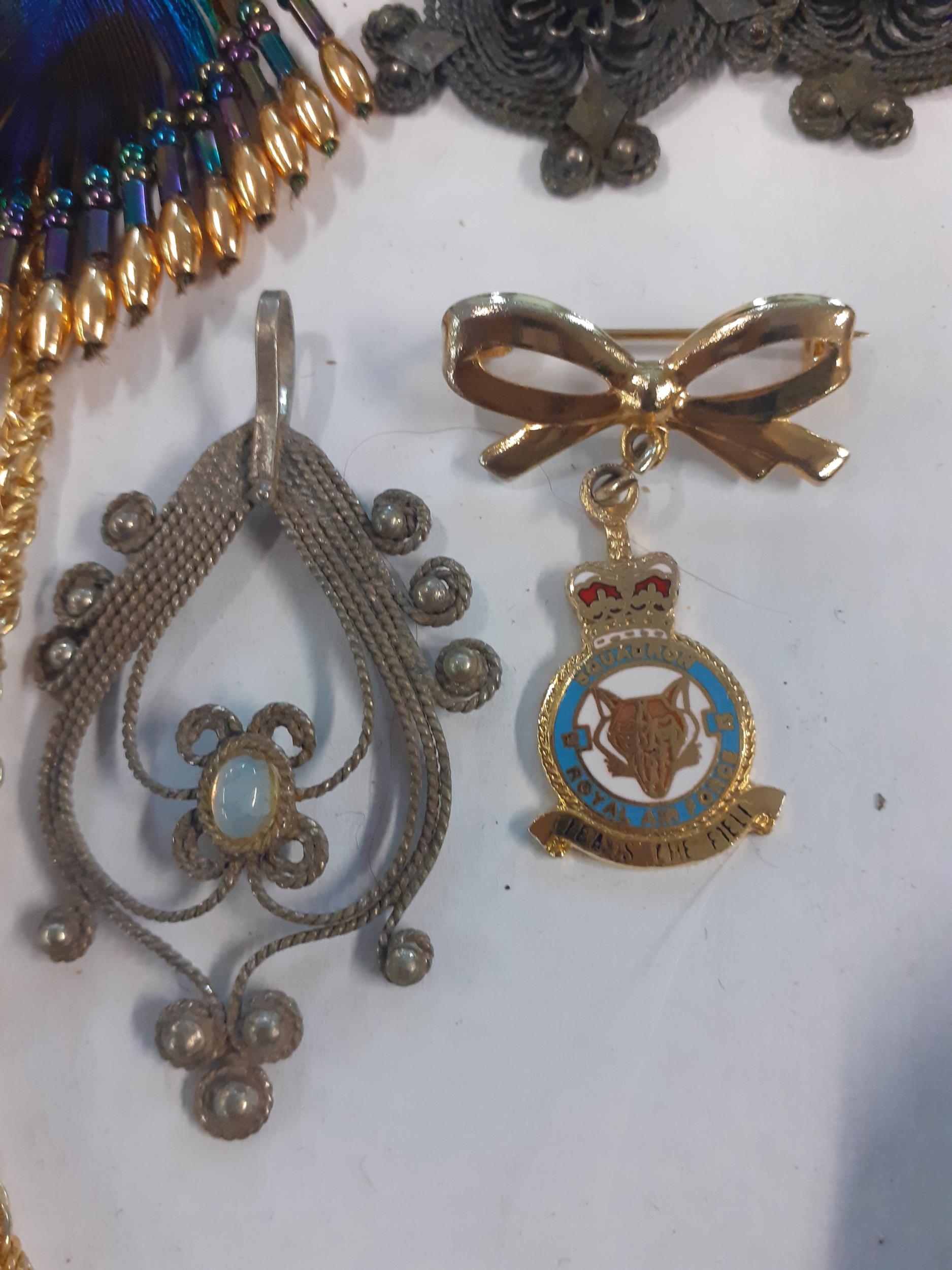 A quantity of vintage brooches to include gold tone and paste examples, together with mid to late - Image 6 of 7