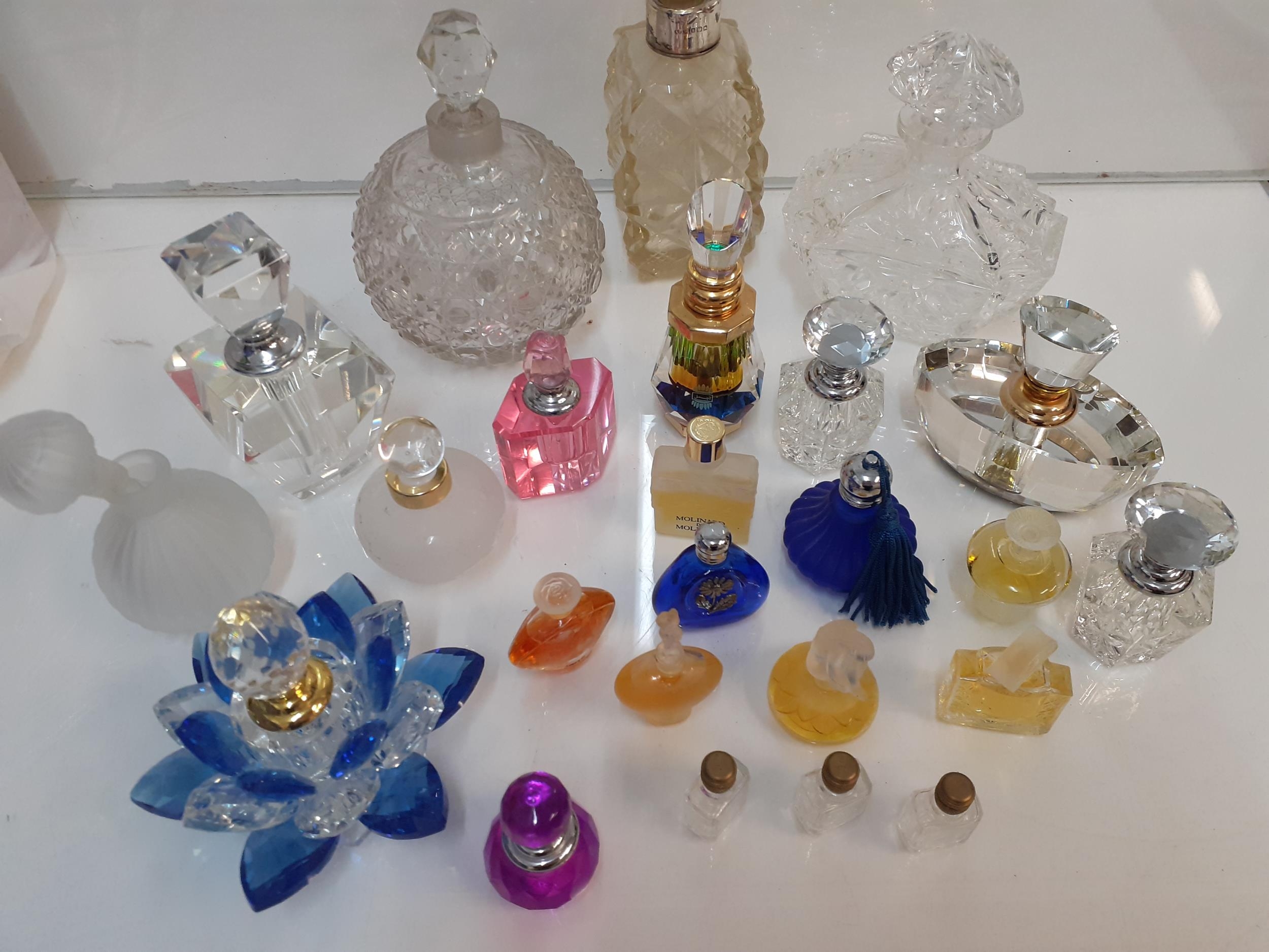 A collection of decorative empty glass perfume bottles to include a silver collared example and - Image 2 of 4