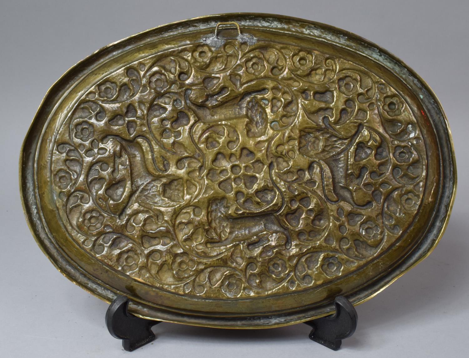 An Indian Brass Oval Wall Hanging Decorated in Relief with Four Lions, 28cm Long - Bild 2 aus 2