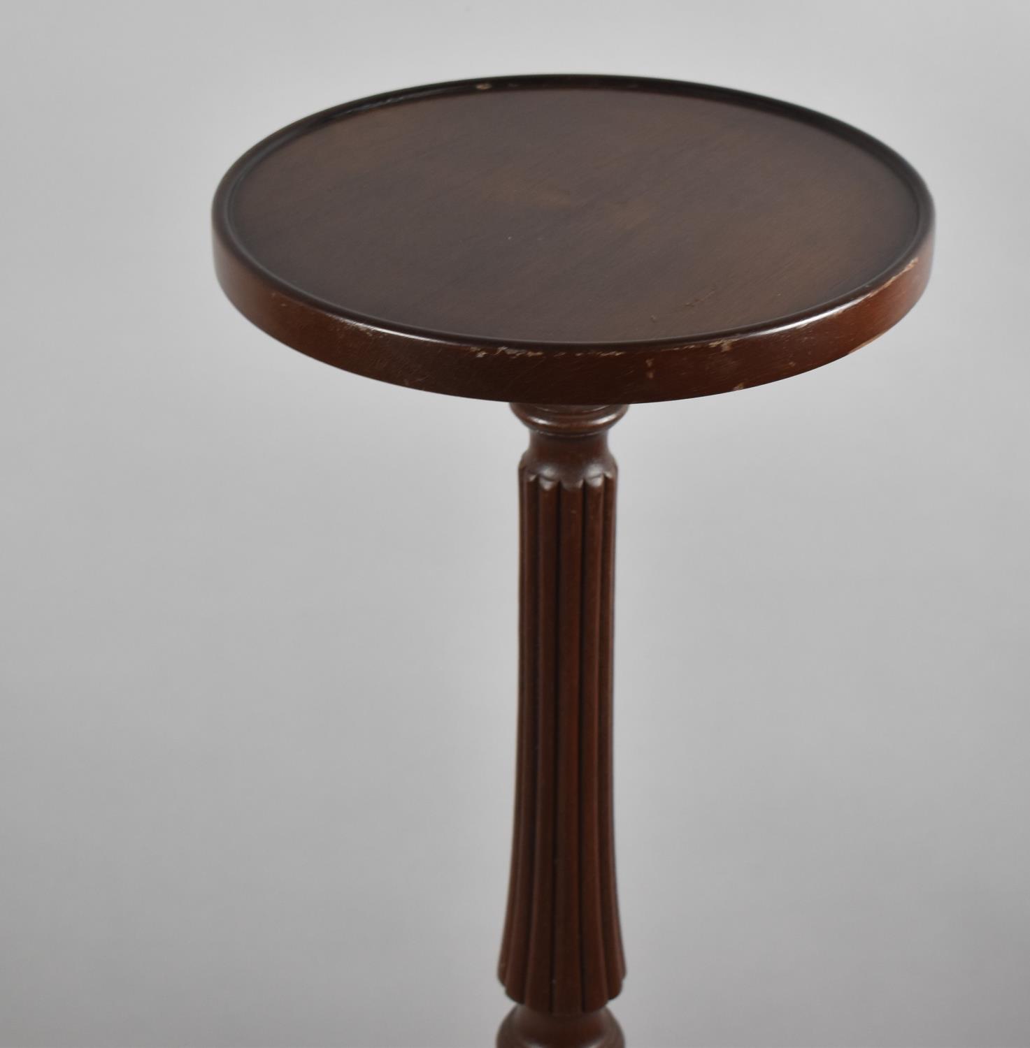 A Reproduction Mahogany Tripod Torchere Stand with Turned and Reeded Support, Circular Top, 100cm - Bild 2 aus 2