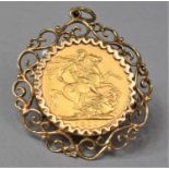 A Victorian Sovereign, 1900 with Veiled Head in Good Condition and Mounted in 9ct Rose Gold