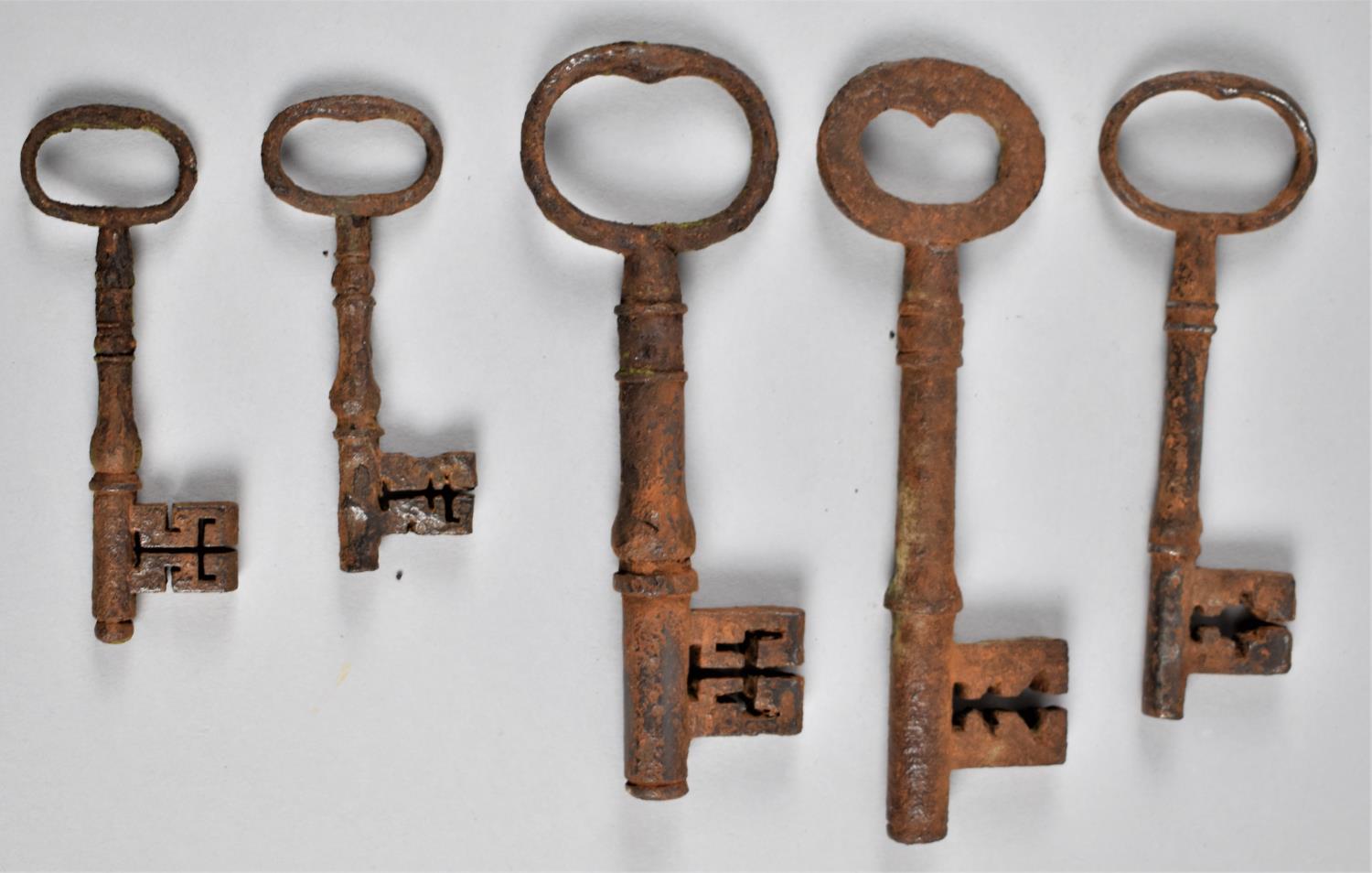 A Collection of Five Vintage Iron Door Keys - Image 2 of 2