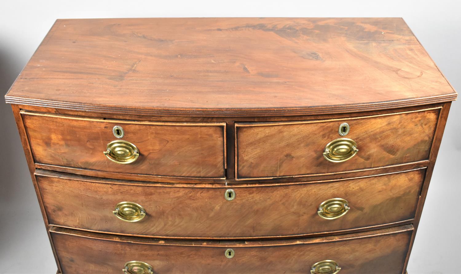 A 19th Century Bow Fronted Mahogany Chest of Two Short and Two Long Drawers on Bracket Feet, Oval - Bild 2 aus 2