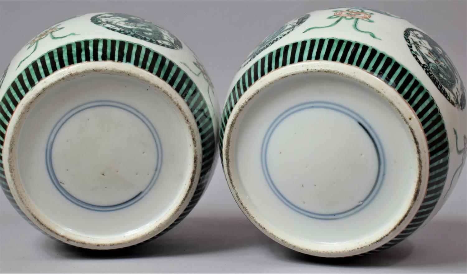 A Pair of 18th Century Chinese Famille Verte Ginger Jars Decorated with Applied Enamels Depicting - Image 5 of 10