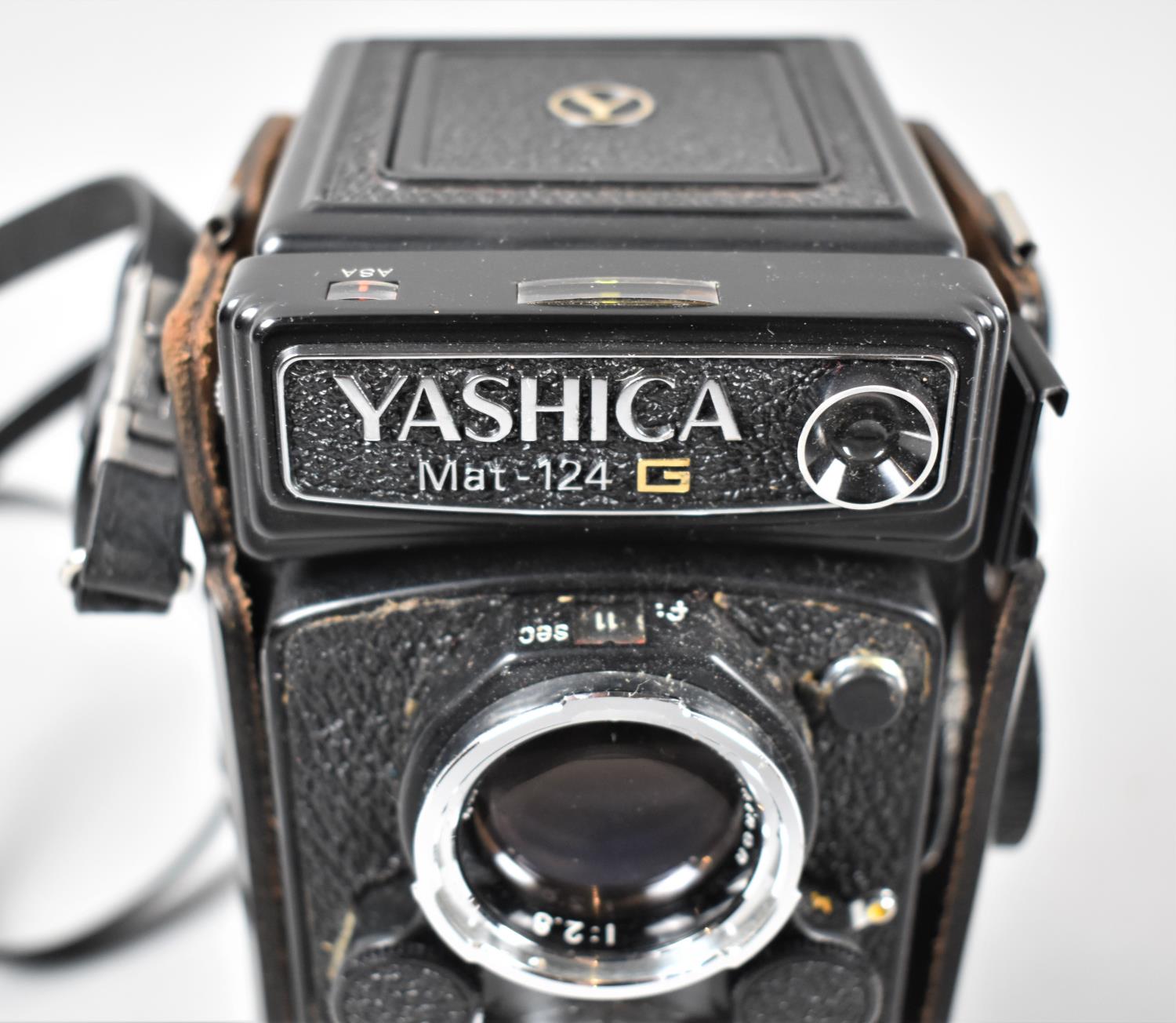 A Yashica Mat-124G Twin Lens Reflex Camera - Image 2 of 2