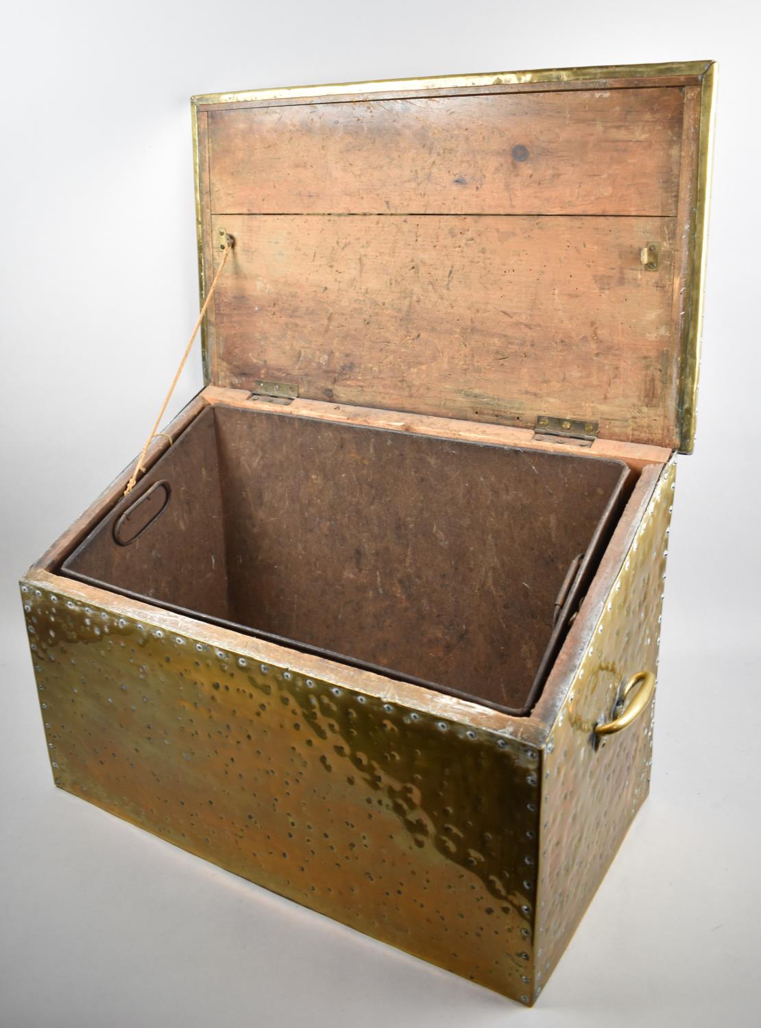 A Hand Beaten Brass Two Handled Coal Box with Inner Metal Liner, 59cm wide - Bild 2 aus 2