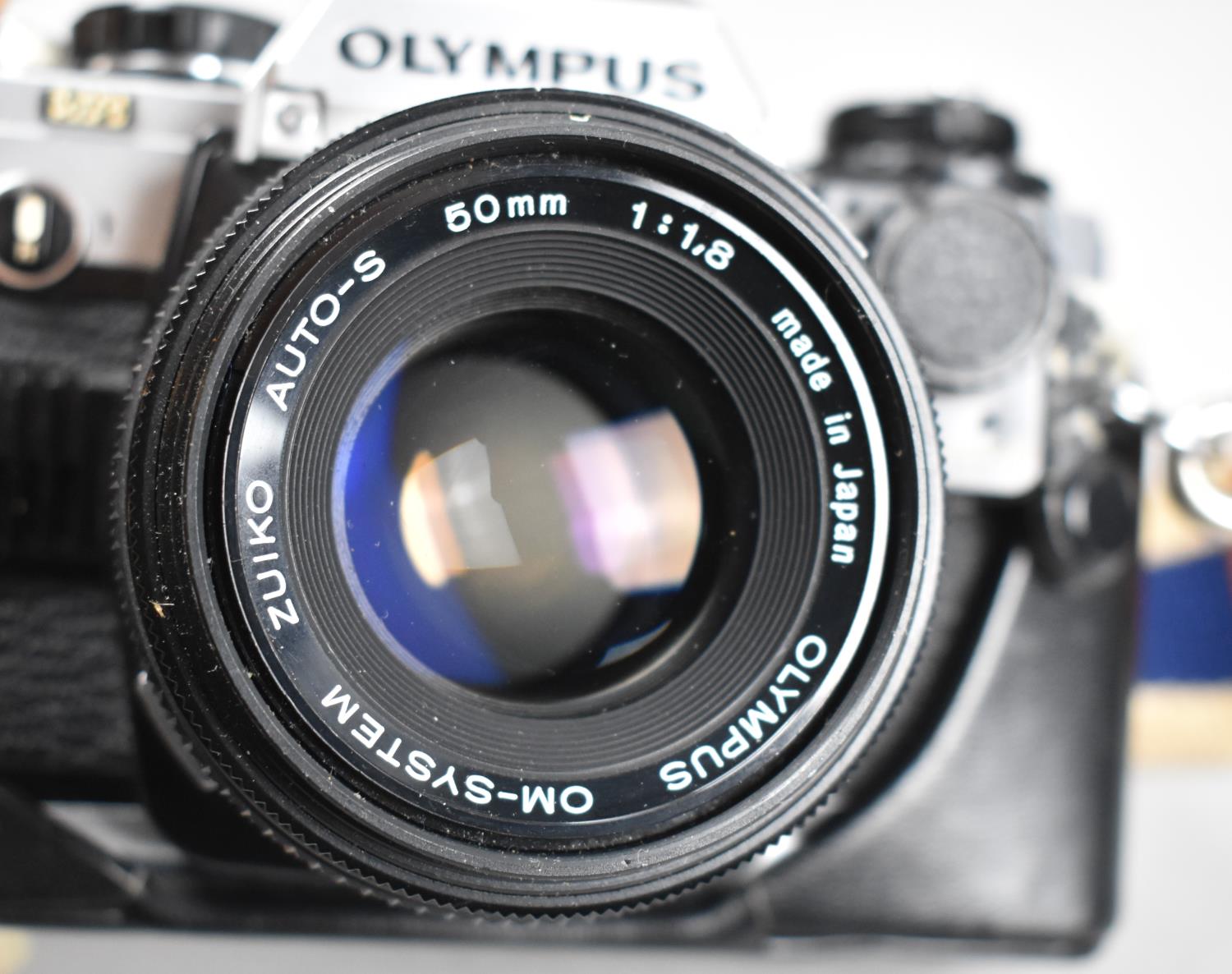 An Olympus OM10 35mm Camera Complete with Sigma Zoom Lens, Carrying Bag - Image 3 of 4