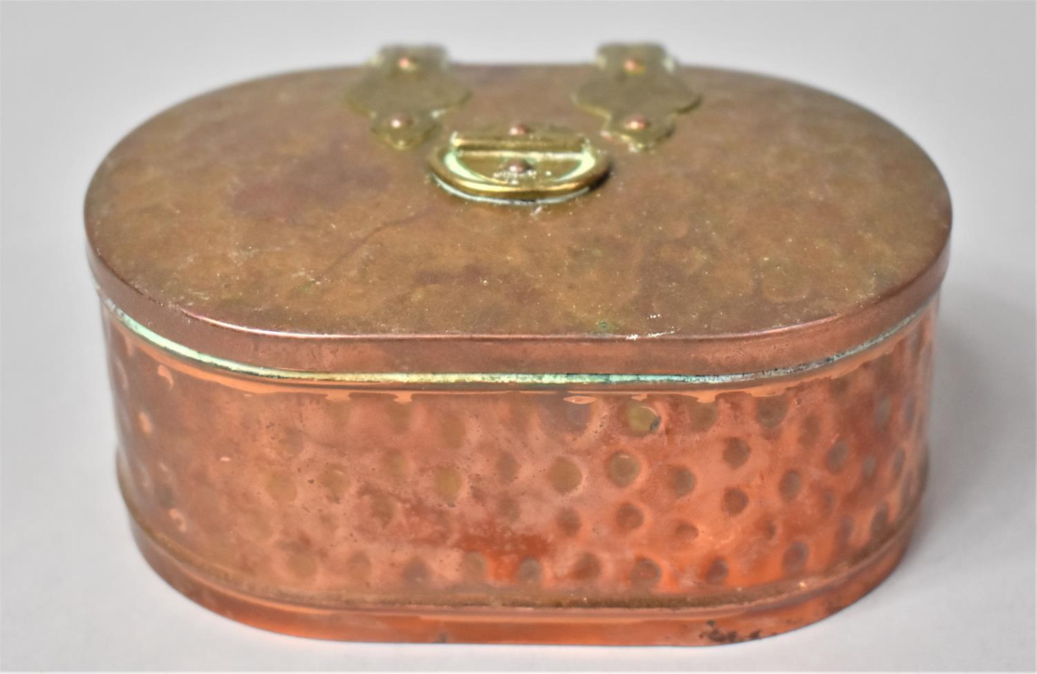 A Copper Oval Box with Brass Hinges and Handle, 11.5cm Long - Bild 2 aus 3