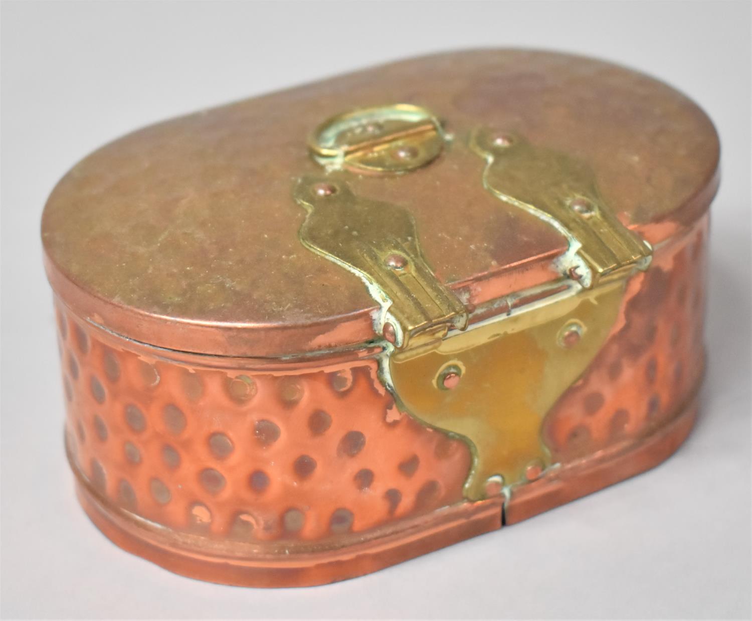 A Copper Oval Box with Brass Hinges and Handle, 11.5cm Long - Bild 3 aus 3