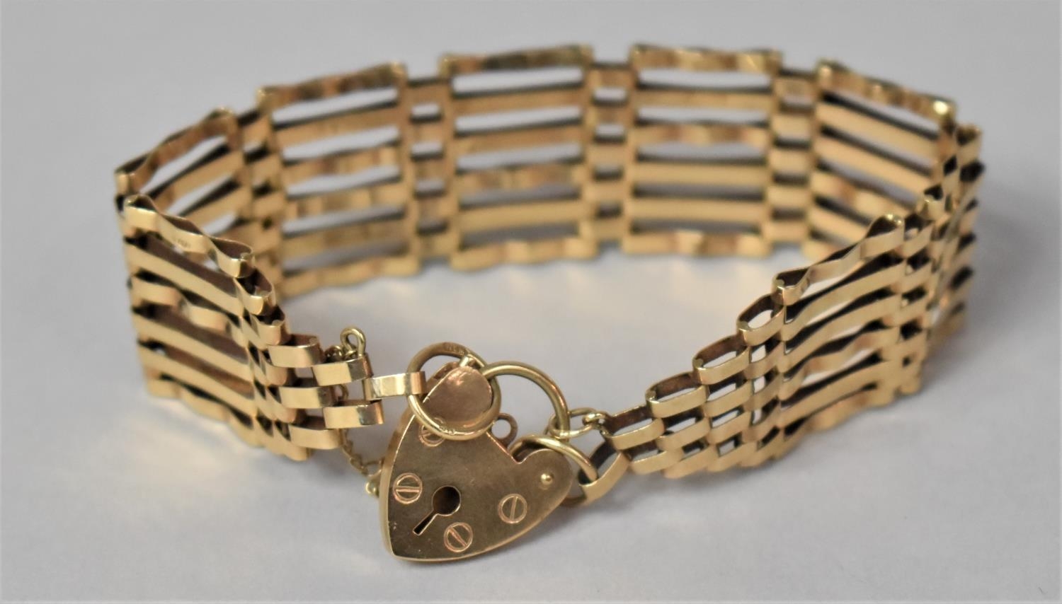 A 9ct Gold Gate Link Bracelet, 13.4gms, London Hallmark - Image 2 of 3