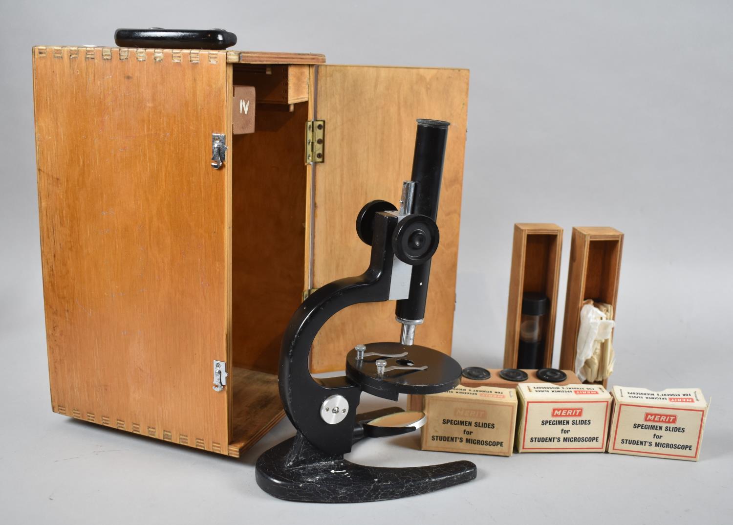 A Cased Students Microscope with Collection of Merit Specimen Slides, Spare Lenses etc - Bild 2 aus 3