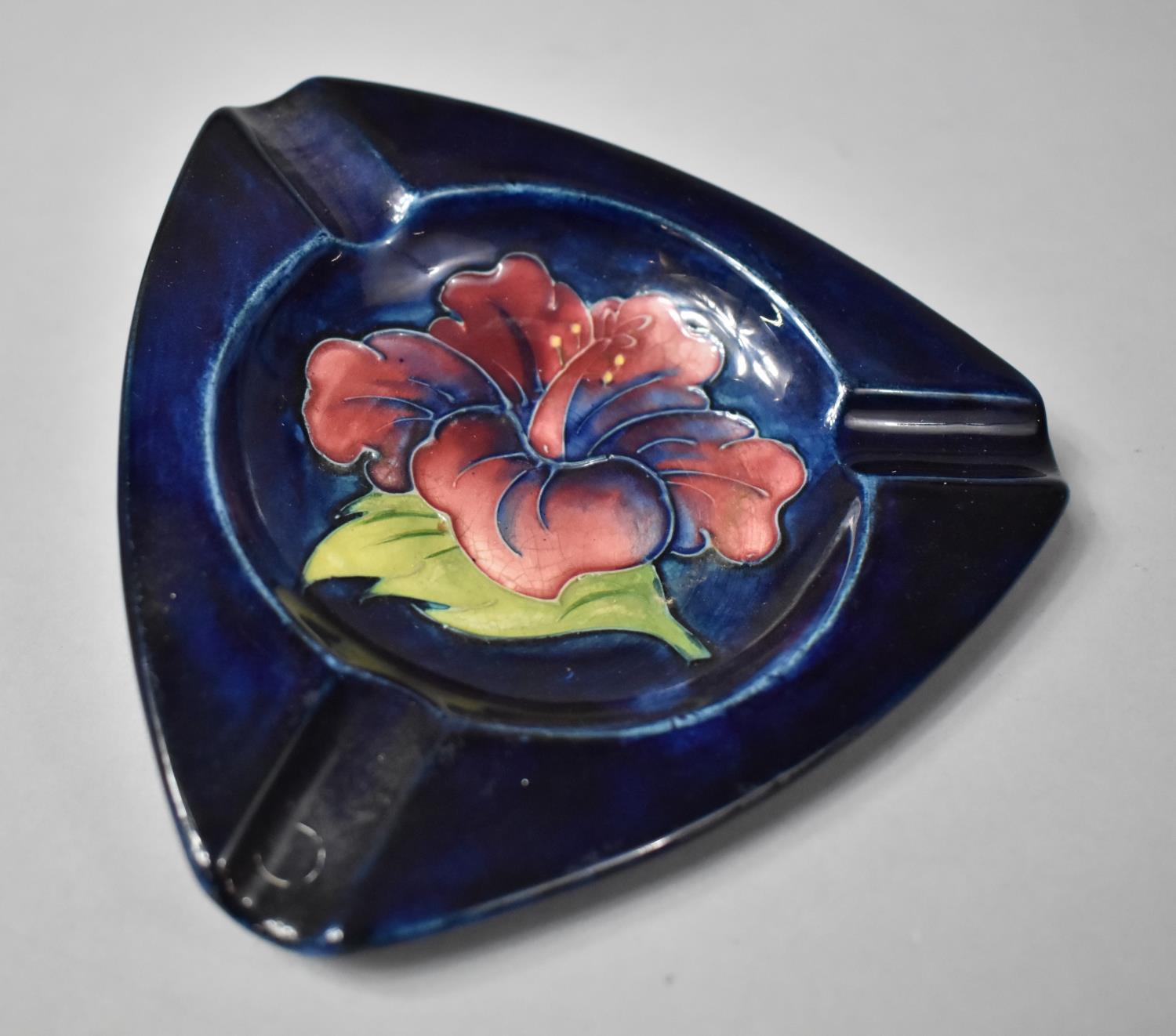 A Moorcroft Triangular Ashtray - Bild 3 aus 4