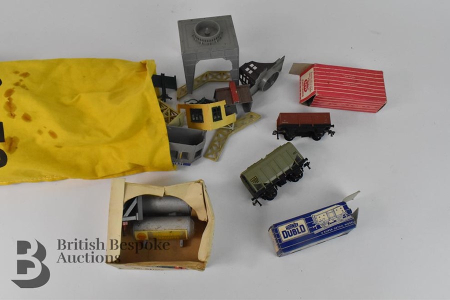 Quantity of Hornby Dublo Railway Paraphenalia - Image 5 of 8