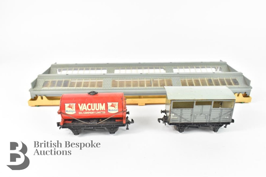 Quantity of Hornby Dublo Railway Paraphenalia - Image 6 of 8