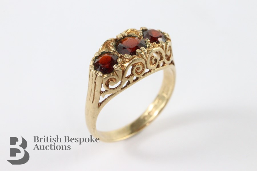 Antique 9ct Three Stone Garnet Ring