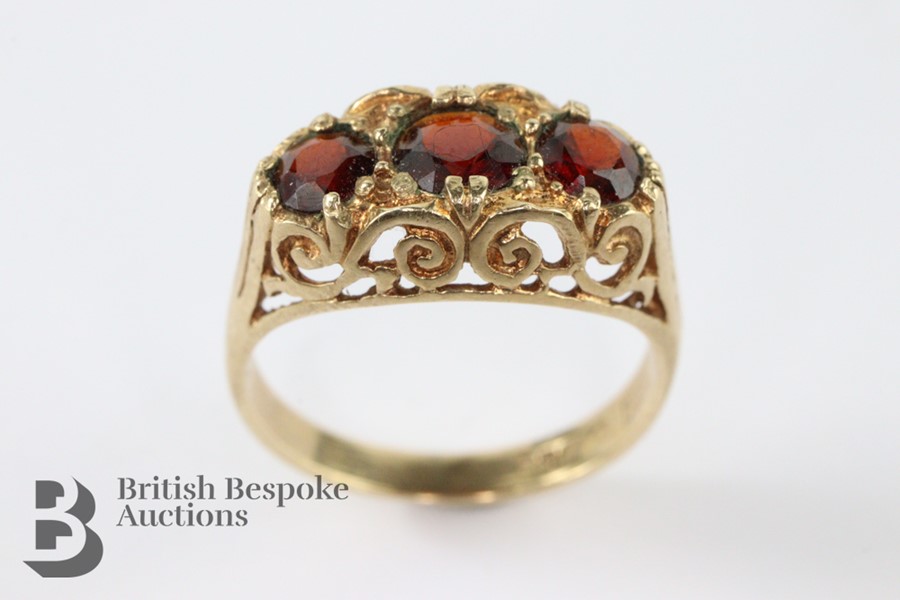 Antique 9ct Three Stone Garnet Ring - Image 2 of 3