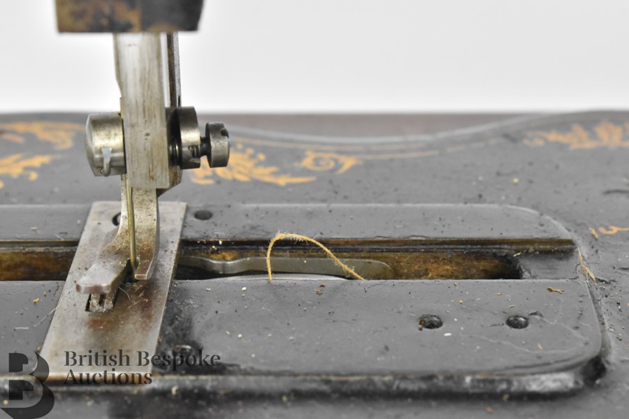 Vintage Sewing Machine - Image 4 of 8