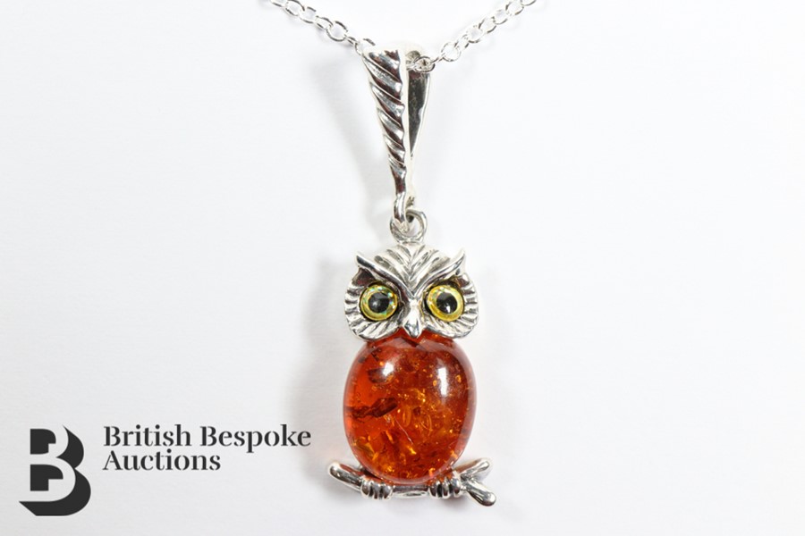 Silver and Amber Owl Pendant Necklace - Image 2 of 4