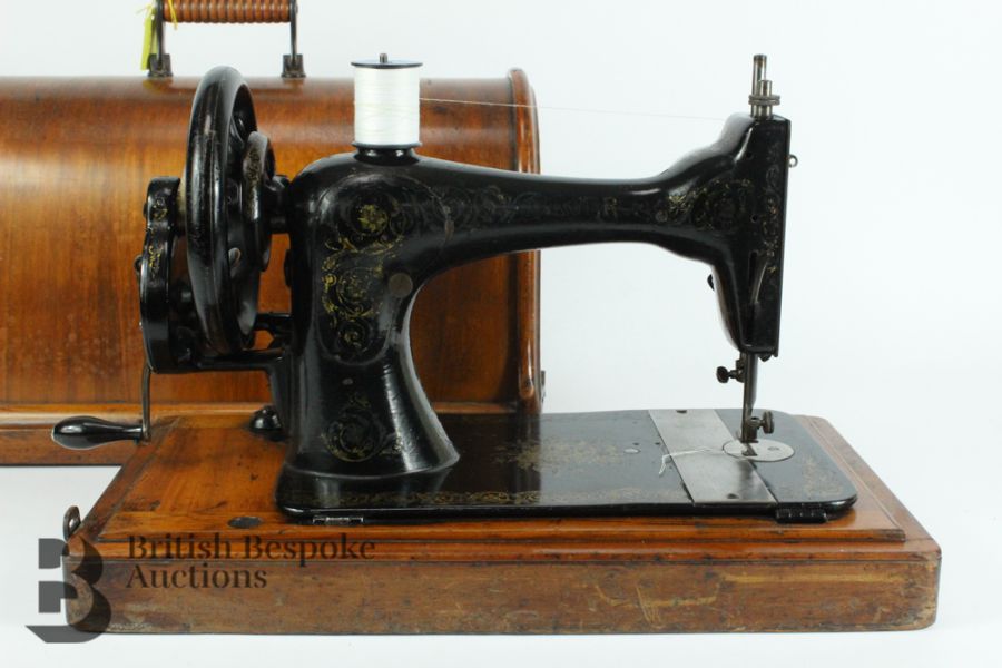 Vintage Singer Sewing Machine - Image 2 of 9