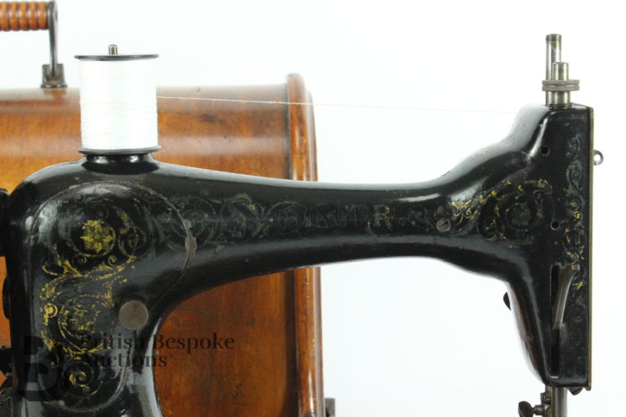 Vintage Singer Sewing Machine - Image 3 of 9