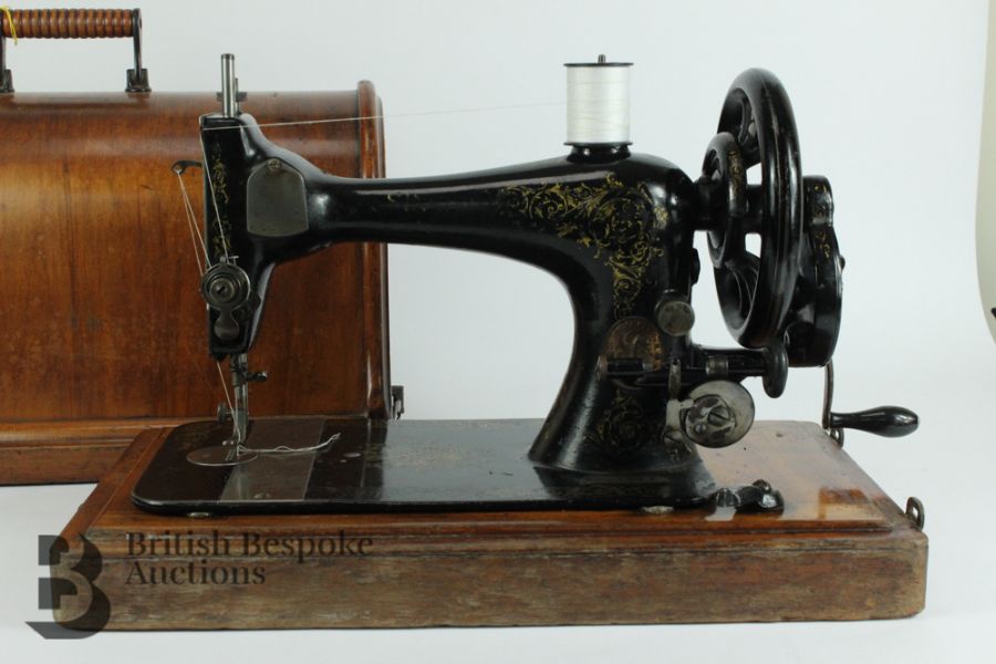 Vintage Singer Sewing Machine - Image 5 of 9