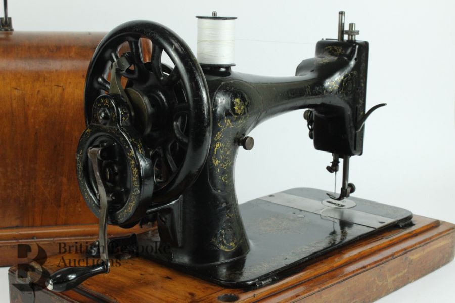 Vintage Singer Sewing Machine - Image 4 of 9