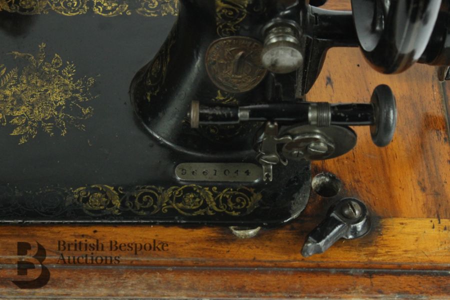 Vintage Singer Sewing Machine - Image 6 of 9