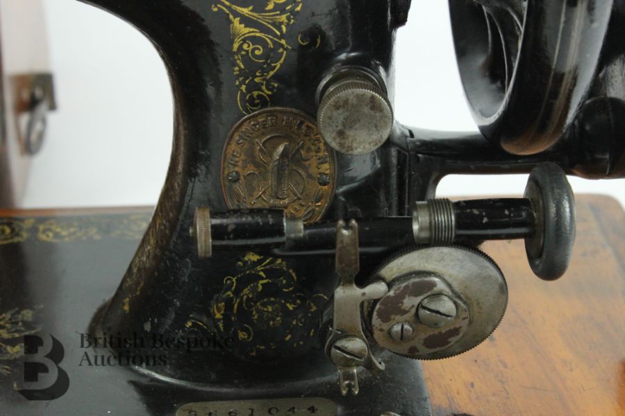 Vintage Singer Sewing Machine - Image 7 of 9