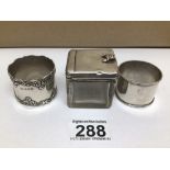 HALLMARKED SILVER TOPPED GLASS BOX WITH TWO HALLMARKED SILVER NAPKIN RINGS TOTAL WEIGHT 190 GRAMS