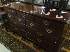 A REPRODUCTION SEVEN DRAWER CHEST IN CHERRYWOOD BY DREXEL HERITAGE OF THE USA 157 X 46 X 86CM
